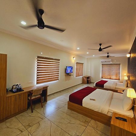 Esaa Airport Hotel Kochi Bagian luar foto