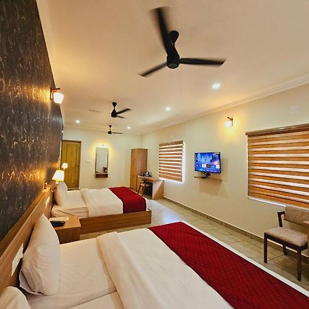 Esaa Airport Hotel Kochi Bagian luar foto