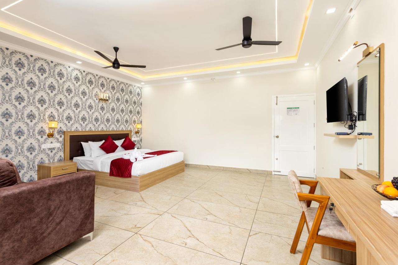 Esaa Airport Hotel Kochi Bagian luar foto