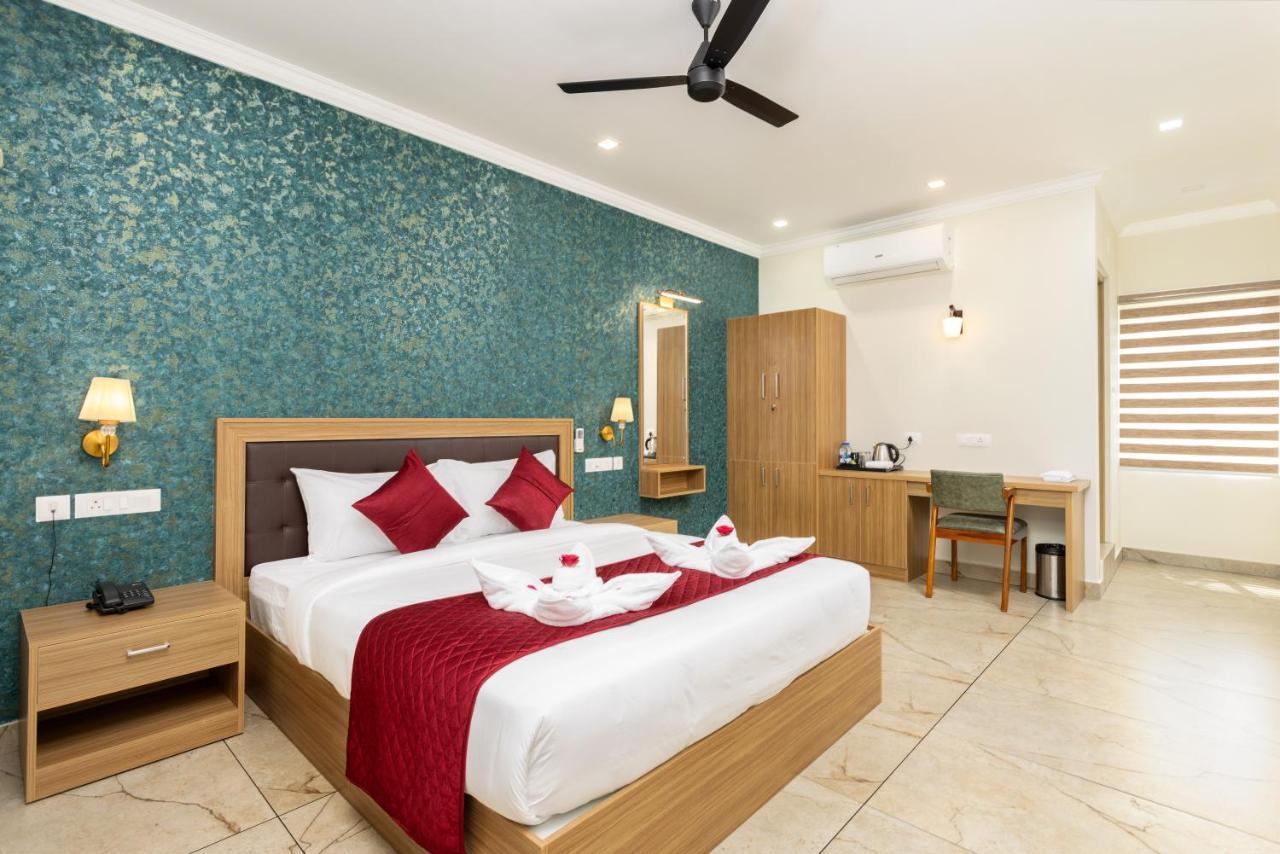Esaa Airport Hotel Kochi Bagian luar foto