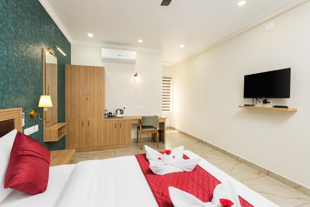 Esaa Airport Hotel Kochi Bagian luar foto