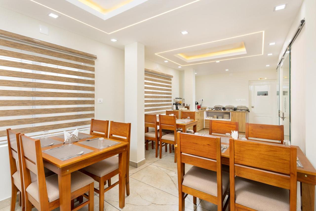 Esaa Airport Hotel Kochi Bagian luar foto