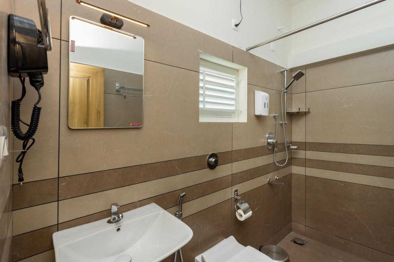 Esaa Airport Hotel Kochi Bagian luar foto