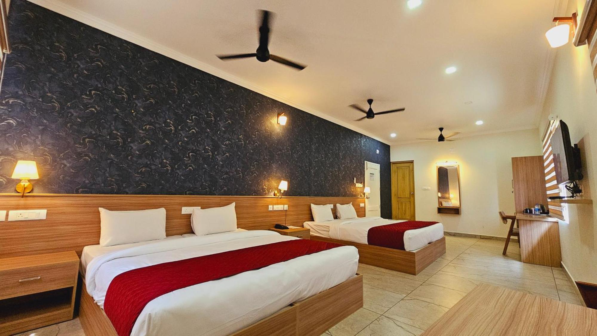 Esaa Airport Hotel Kochi Bagian luar foto