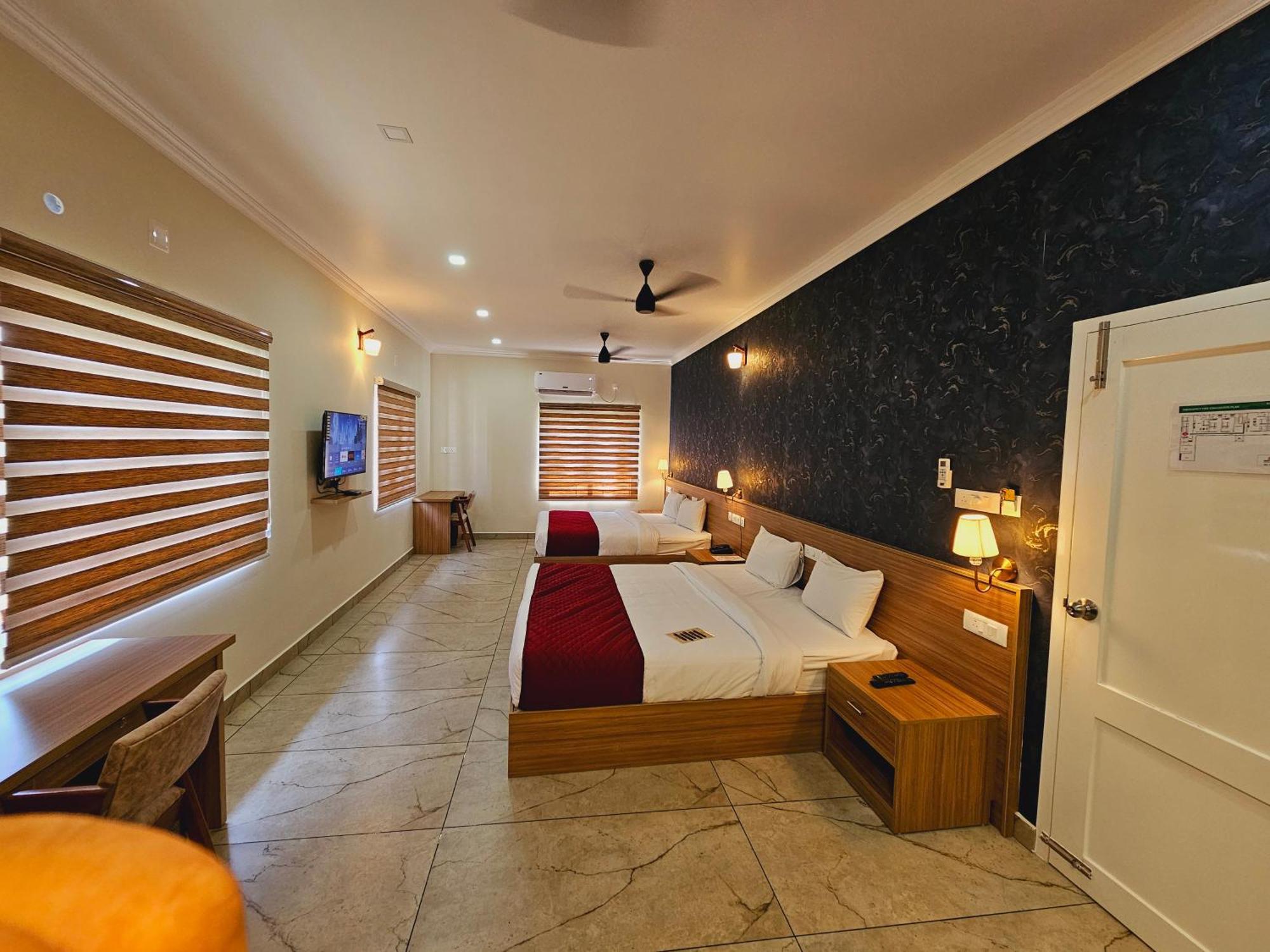 Esaa Airport Hotel Kochi Bagian luar foto