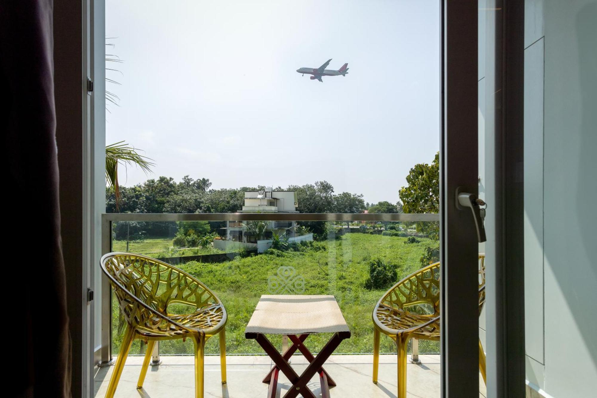 Esaa Airport Hotel Kochi Bagian luar foto