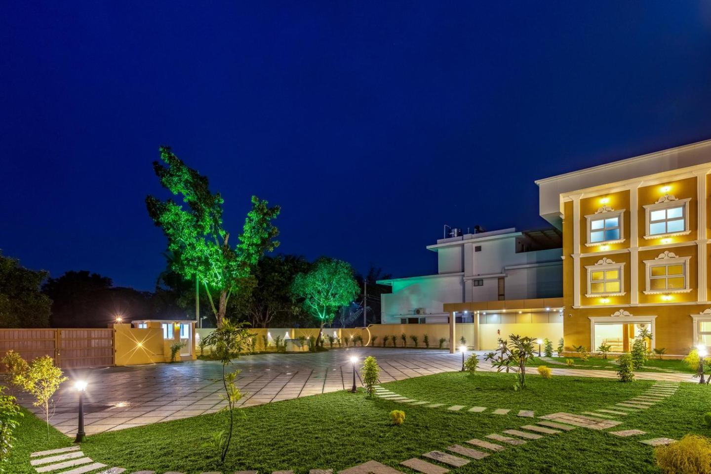 Esaa Airport Hotel Kochi Bagian luar foto